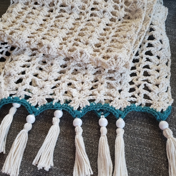 Table Runner Handcrochet - Picture 2 of 3